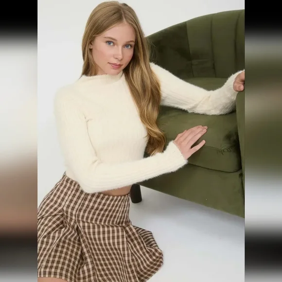 🍦 LAST ONE Vanilla Fuzzy Soft Sweater - Picture 6 of 7